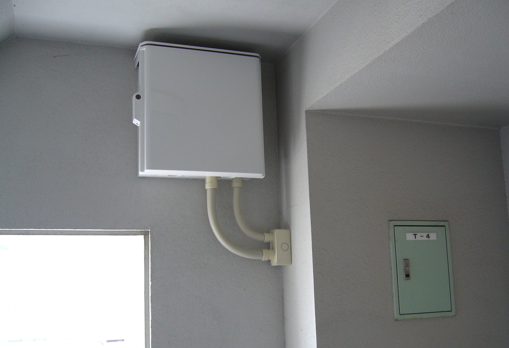 写真：機器類収容ボックス1